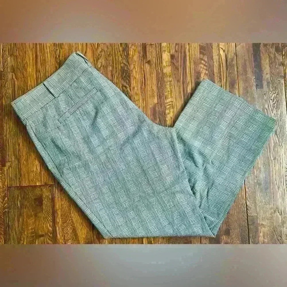 ANTHROPOLOGIE The Essential Flare Cropped Trouser in Houndstooth Grey - Picture 11 of 11